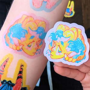 Mini gelbes Demon Girl temporäre Tattoos! Wasserfest