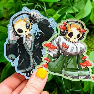 Puede incluir: Dos personajes esqueletos con auriculares y chaquetas con detalles de setas. El esqueleto de la izquierda lleva una chaqueta negra y verde con una camisa de estampado azul y blanco. El esqueleto de la derecha lleva una camisa a rayas verde y blanca con una chaqueta verde. Ambos esqueletos tienen setas rojas alrededor de la cabeza.