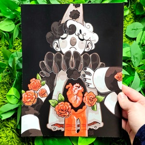 Puede incluir: Una ilustraci&oacute;n en blanco y negro de un payaso con una expresi&oacute;n triste. El payaso lleva un cuello con volantes y tiene un coraz&oacute;n en el pecho. El coraz&oacute;n est&aacute; rodeado de flores naranjas.