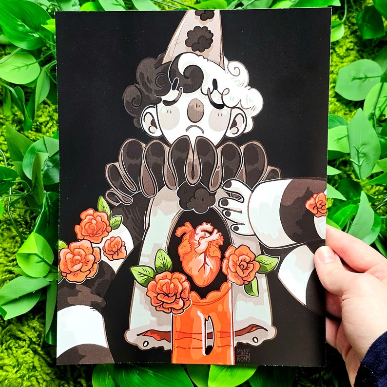 Puede incluir: Una ilustraci&oacute;n en blanco y negro de un payaso con una expresi&oacute;n triste. El payaso lleva un cuello con volantes y tiene un coraz&oacute;n en el pecho. El coraz&oacute;n est&aacute; rodeado de flores naranjas.