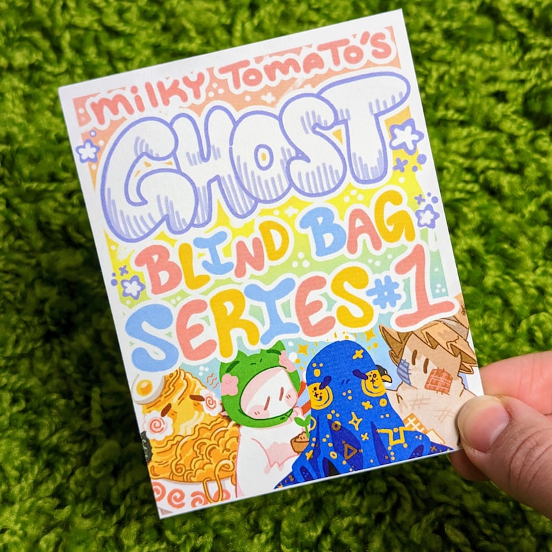 Puede incluir: Una tarjeta colorida con el texto "Milky Tomato's Ghost Blind Bag Series #1" en una fuente arco&iacute;ris. La tarjeta presenta ilustraciones de personajes de dibujos animados con un fondo arco&iacute;ris.