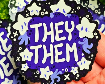 Puede incluir: Pegatina morada con estrellas blancas y el texto "They Them" en letras blancas. La pegatina tiene un fondo morado oscuro con estrellas blancas y un contorno negro.
