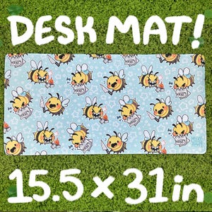 Puede incluir: Alfombrilla de escritorio rectangular con un fondo azul claro con un patrón repetido de abejas de dibujos animados sosteniendo cuchillos y documentos fiscales. La alfombrilla mide 39,4 x 78,7 cm y tiene el texto "DESK MAT!" en la parte superior.