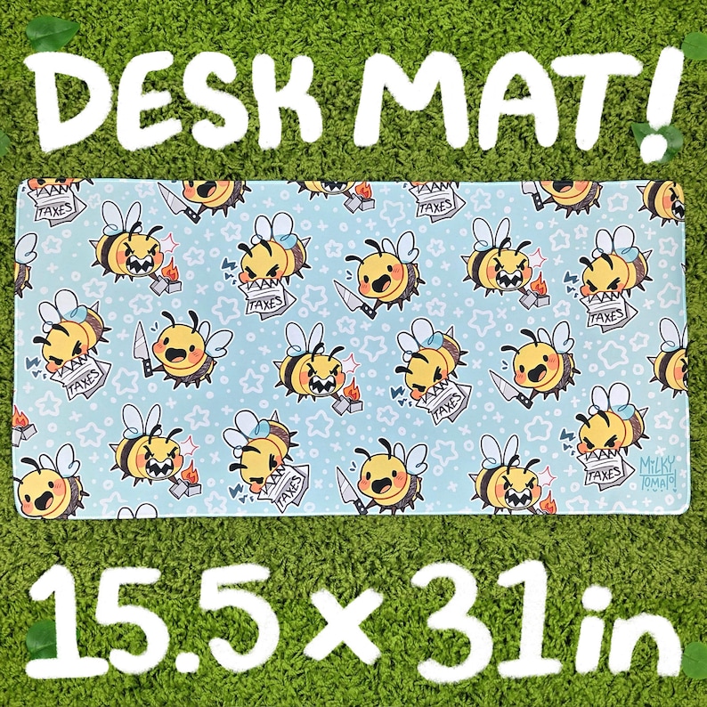 Pode incluir: Tapete de mesa retangular com fundo azul claro com um padr&atilde;o repetido de abelhas de desenho animado segurando facas e documentos fiscais. O tapete mede 39,4 x 78,7 cm e tem o texto "DESK MAT!" no topo.