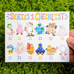 Puede incluir: Una lista de verificaci&oacute;n para una serie de pegatinas con personajes de dibujos animados lindos. La lista de verificaci&oacute;n tiene el t&iacute;tulo "SERIES 1 CHECKLIST" e incluye 12 personajes diferentes con casillas de verificaci&oacute;n junto a cada uno. Los personajes son una rana, una nube de algod&oacute;n de az&uacute;car, un hongo, una criatura acu&aacute;tica, un espantap&aacute;jaros, una nube, una criatura arco&iacute;ris, un fantasma, una criatura de fresa, una criatura espacial, un taz&oacute;n de ramen y un fantasma.