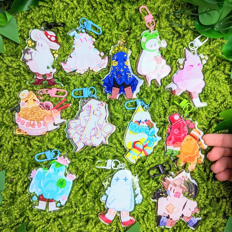 Puede incluir: Una colecci&oacute;n de 11 amuletos de personajes coloridos con llaveros. Los amuletos est&aacute;n hechos de acr&iacute;lico transparente y presentan varios personajes de dibujos animados con diferentes dise&ntilde;os y colores.