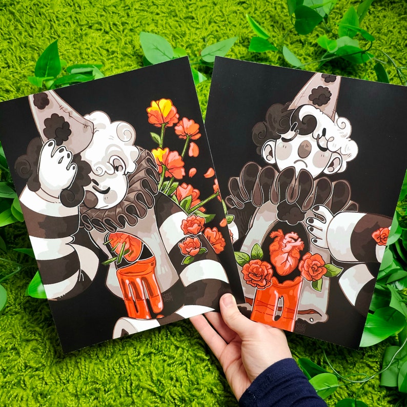 Puede incluir: Dos ilustraciones en blanco y negro de payasos con corazones rojos y flores rojas. Los payasos llevan trajes a rayas blanco y negro y tienen corazones rojos en el pecho. El fondo es negro.