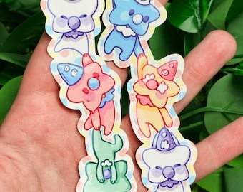 Può includere: Un set di sei adesivi colorati con animali dei cartoni animati che indossano cappelli da festa. Gli adesivi sono stampati su carta bianca e hanno una finitura lucida.