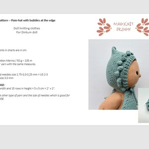 Könnte beinhalten: Eine türkisblaue Pixiemütze mit weißen Bommeln am Rand. Die Mütze ist gestrickt und hat einen Bindfaden unten. Die Mütze sitzt auf einer Puppe mit einem hellbraunen Körper und einem türkisblauen Schal. Der Text "MAG KNIT DESIGN" befindet sich in der oberen rechten Ecke des Bildes.