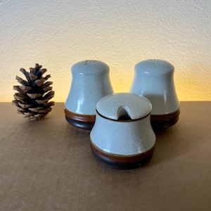 Denby Potters hjul salt-/peppar-/senapsset. Design av David Yorath
