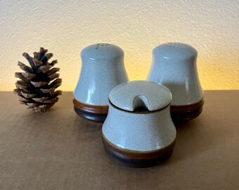 Denby Potters Wheel ensemble sel/pebber/moutarde. Conception par David Yorath