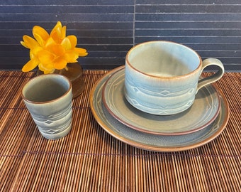 Service à thé Quistgaard Rune Trio. Tasse à thé, soucoupe, assiette à gâteau et coquetier - Design danois moderne du milieu du siècle.