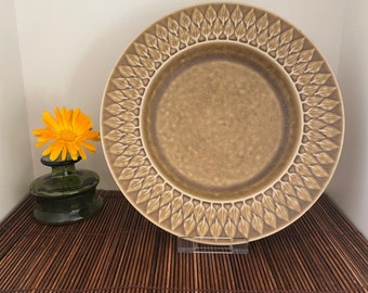 Plat moyen en relief lourd Quistgaard diamètre 19 cm. Plat du milieu du siècle pour un usage quotidien ou pour une décoration rétro. Design danois par Kronjyden.