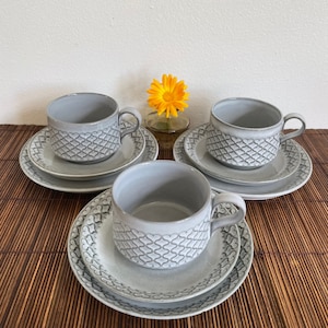 Quistgaard Cordial 3x Trio Set. Cup, Saucer and Cake Plate - Danish Design Mid century modern Tea serving. Produced by Bing & Grøndahl