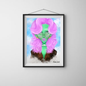 Op de afbeelding: Digitale illustratie van een vrouw met groene huid en roze haar, die een bruin jack draagt. De achtergrond is een lichtblauwe lucht met witte wolken. De afbeelding is gesigneerd met "Mimis Studio".