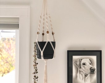 Gran percha de planta de macramé blanquecina / natural