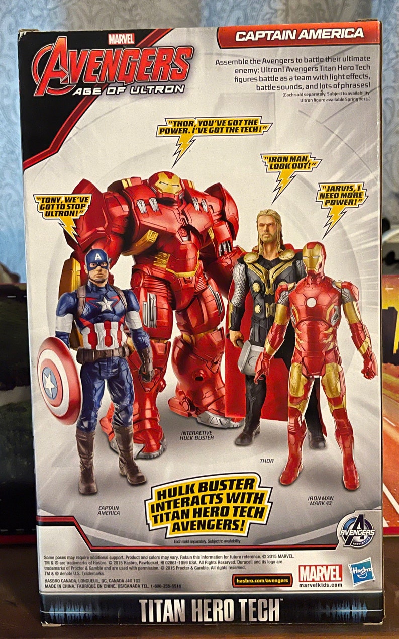 Puede incluir: Figuras de Avengers: Age of Ultron Titan Hero Tech. El embalaje presenta a Capit&aacute;n Am&eacute;rica, Hulkbuster, Thor e Iron Man. Las figuras interact&uacute;an con efectos de luz y frases. El logotipo de Marvel es visible.