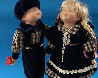 Muñecas de porcelana Menie TM Coleccionable, niño y niña