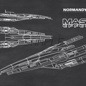 Puede incluir: Un dibujo en blanco y negro de la nave espacial Normandy SR1 de la serie de videojuegos Mass Effect. El dibujo está sobre un fondo de pizarra. El texto "NORMANDY SR1" y "MASS EFFECT" está incluido en la imagen.