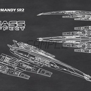 Puede incluir: Un dibujo de línea del barco espacial Normandy SR2 de la serie de videojuegos Mass Effect. La nave espacial se representa en tres vistas diferentes: superior, lateral e inferior. El dibujo está en blanco sobre un fondo negro.