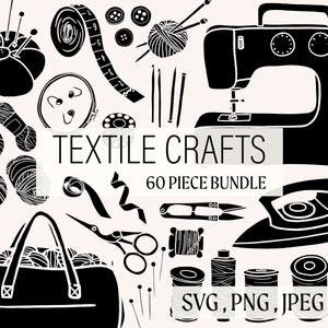 Op de afbeelding: Zwart-witte illustraties van naai- en textielgereedschap, waaronder een naaimachine, een schaar, spoelen garen, garen, naalden en een meetlint. De tekst "Textile Crafts 60 Piece Bundle SVG, PNG, JPEG" is in de afbeelding opgenomen.
