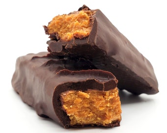 Puede incluir: Dos barras de chocolate con mantequilla de cacahuete, una de las cuales está partida por la mitad, revelando el relleno de mantequilla de cacahuete.