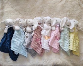 Doudou Bébé Personnalisé Lapin, Agneau ou Ourson – Broderie Prénom – Attache Sucette ou Hochet – Cadeau Naissance