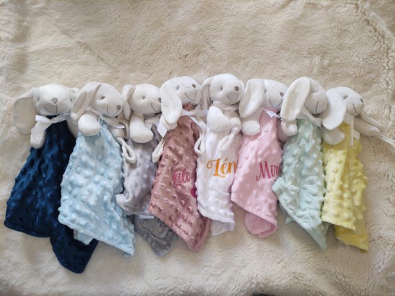 Doudou Bébé Personnalisé Lapin, Agneau ou Ourson – Broderie Prénom – Attache Sucette ou Hochet – Cadeau Naissance
