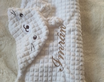 Umhüllende Polarkaninchen-Decke mit Kapuze, blau/weiß/rosa, personalisierte Stickerei – Vorname des Babys – Geschenk zur Geburt