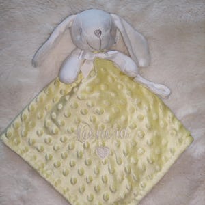 Personalized Baby Comforter: Rabbit, Lamb or Teddy Bear – Embroidered Name – Pacifier Clip or Rattle – Newborn Gift Lapin Jaune