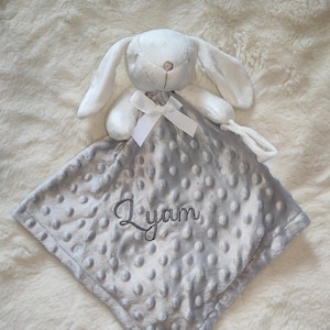 Personalized Baby Comforter: Rabbit, Lamb or Teddy Bear – Embroidered Name – Pacifier Clip or Rattle – Newborn Gift Lapin Gris