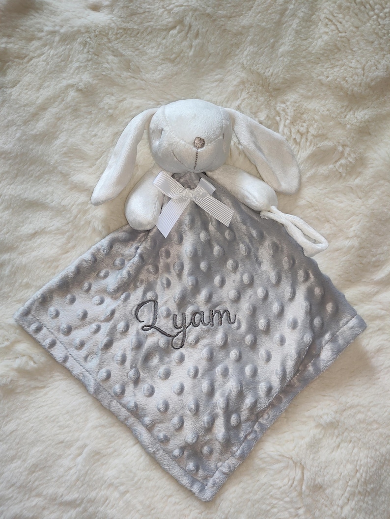 Personalized Baby Comforter: Rabbit, Lamb or Teddy Bear – Embroidered Name – Pacifier Clip or Rattle – Newborn Gift Lapin Gris