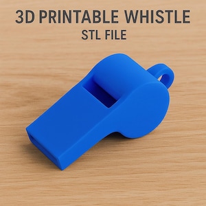 Puede incluir: Un silbato azul brillante con un lazo para el dedo, sobre una superficie de madera marr&oacute;n claro. El texto "3D PRINTABLE WHISTLE STL FILE" est&aacute; impreso encima del silbato. Se trata de un dise&ntilde;o imprimible en 3D.