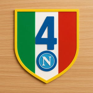Può includere: Un emblema a forma di scudo con i colori della bandiera italiana: verde, bianco e rosso. Un grande numero 4 blu è centrato, con un emblema circolare sottostante che mostra "N" in blu su sfondo bianco. Lo scudo ha un bordo giallo.