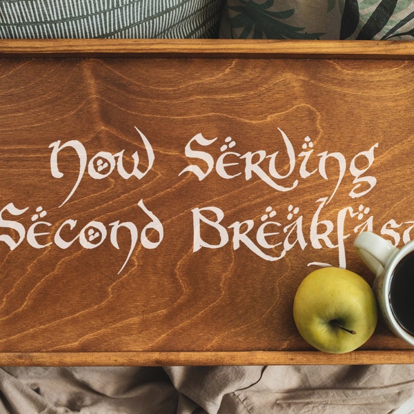 Maintenant servant le deuxième petit déjeuner Beau plateau de service avec jambes LOTR Deuxième petit déjeuner Club Pommes de terre Taters