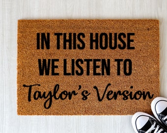 Versión de Taylor En esta casa escuchamos Doormat, Doormat de bienvenida, lindo regalo divertido, regalo para ella, decoración del hogar, regalo de inauguración de la casa,