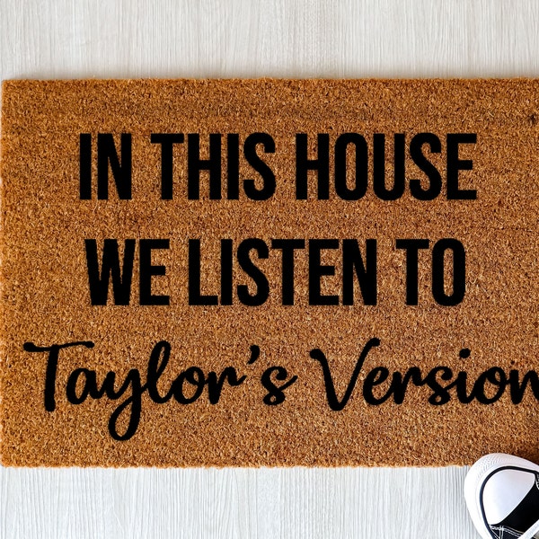 La versione di Taylor In questa casa ascoltiamo lo zerbino, lo zerbino di benvenuto, il regalo carino e divertente, il regalo per lei, l'arredamento della casa, il regalo di inaugurazione della casa,