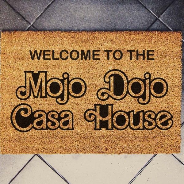 Mojo Dojo Casa House v3 Fußmatte, Barbie Film Lustige Tür Willkommensmatte, Einzigartiges Design Fußmatte, Lustige Fußmatte, Geschenk für Sie, Barbie Haus