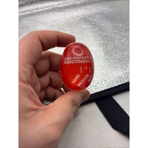 Pode incluir: Um conjunto de três canecas de cerâmica com acabamento fosco e salpicado. As canecas são em tons de creme, cinza claro e cinza escuro. Cada caneca tem um design simples e minimalista, perfeito para café ou chá.