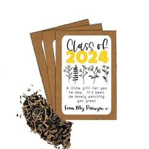 Könnte beinhalten: Ein braunes Papierpäckchen mit einem weißen Etikett, auf dem "Class of 2024" in gelben Buchstaben steht. Das Etikett zeigt auch eine kleine Illustration von Blumen und den Text "A little gift for you to sow. It's been so lovely watching you grow! From Mrs. Robinson x".