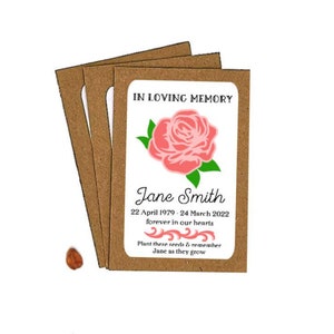 Può includere: Un biglietto marrone con testo bianco che recita "In Loving Memory Jane Smith 22 April 1979 - 24 March 2022 forever in our hearts Plant these seeds & remember Jane as they grow". Una rosa rosa è raffigurata sulla carta.