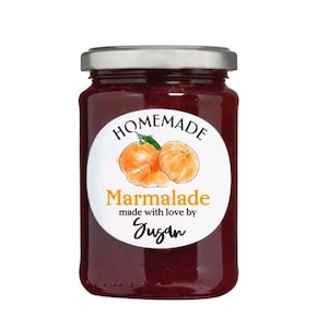 Puede incluir: Un tarro de vidrio de mermelada casera con una etiqueta redonda blanca que dice "Homemade Marmalade made with love by Susan". La etiqueta tiene un dibujo de naranjas.