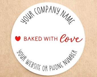 Könnte beinhalten: Ein weißer, runder Aufkleber mit schwarzem Text, der "YOUR COMPANY NAME" und "YOUR WEBSITE OR PHONE NUMBER" in einem kreisförmigen Muster zeigt. Die Worte "BAKED WITH love" stehen in der Mitte, mit einem roten Herz. Der Aufkleber befindet sich auf einem beigen Hintergrund.
