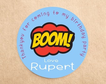 Ragazzi personalizzati BOOM! Cartoon Superhero Birthday Stickers - Adesivi di ringraziamento, adesivi per borse da festa, adesivi per dolci coni!