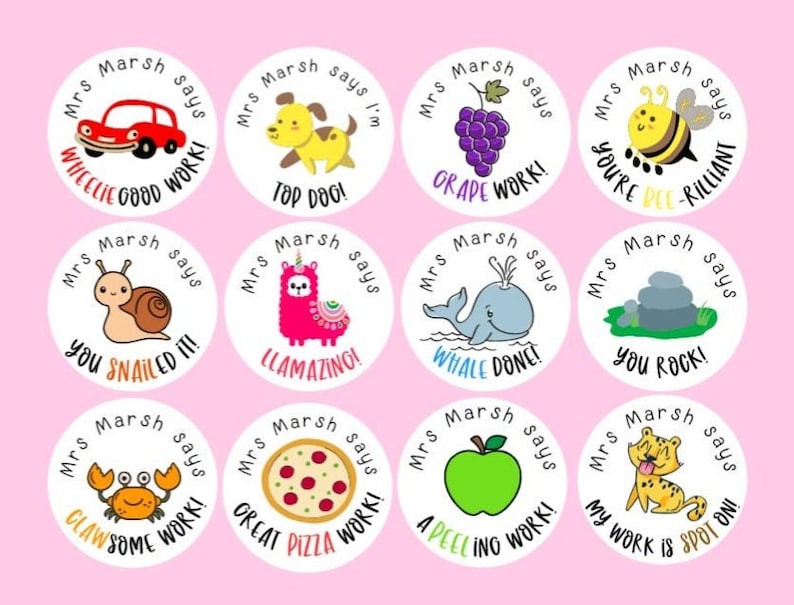Pu&ograve; includere: Set di 12 adesivi rotondi bianchi con illustrazioni e testo colorati. Ogni adesivo presenta un animale o un oggetto diverso, come un'auto, un cane, uva, un'ape, una lumaca, un lama, una balena, rocce, un granchio, una pizza, una mela e un leopardo. Il testo su ogni adesivo dice "Mrs. Marsh dice" seguito da una frase relativa all'illustrazione.