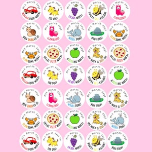 Pu&ograve; includere: Un set di 25 adesivi rotondi bianchi con illustrazioni e testo colorati. Gli adesivi presentano vari animali, cibo e oggetti, come un'auto, un cane, uva, un'ape, un lama, una lumaca, un granchio, una pizza, una mela, una roccia e una balena. Ogni adesivo ha il testo "Mrs. Marsh says" e una frase correlata all'illustrazione.