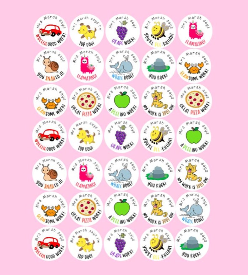 Pu&ograve; includere: Un set di 25 adesivi rotondi bianchi con illustrazioni e testo colorati. Gli adesivi presentano vari animali, cibo e oggetti, come un'auto, un cane, uva, un'ape, un lama, una lumaca, un granchio, una pizza, una mela, una roccia e una balena. Ogni adesivo ha il testo "Mrs. Marsh says" e una frase correlata all'illustrazione.