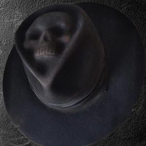 Cappello Fedora da uomo personalizzato con corona a teschio effetto invecchiato, cappello da cowboy con teschio,