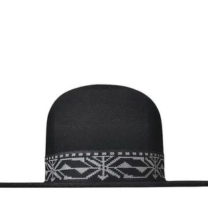 Op de afbeelding: Een zwarte hoed met een afgeronde kroon en een brede, platte rand. De basis van de kroon is voorzien van een decoratieve band met een herhalend geometrisch patroon in wit en grijs, bestaande uit hoekige lijnen en pijlachtige vormen.