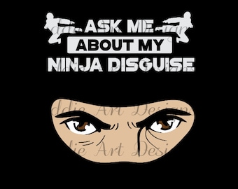 Puede incluir: Diseño gráfico en blanco y negro con el texto "Ask me about my ninja disguise". El gráfico presenta dos figuras de palo en una pose de karate y un primer plano de los ojos de un ninja.
